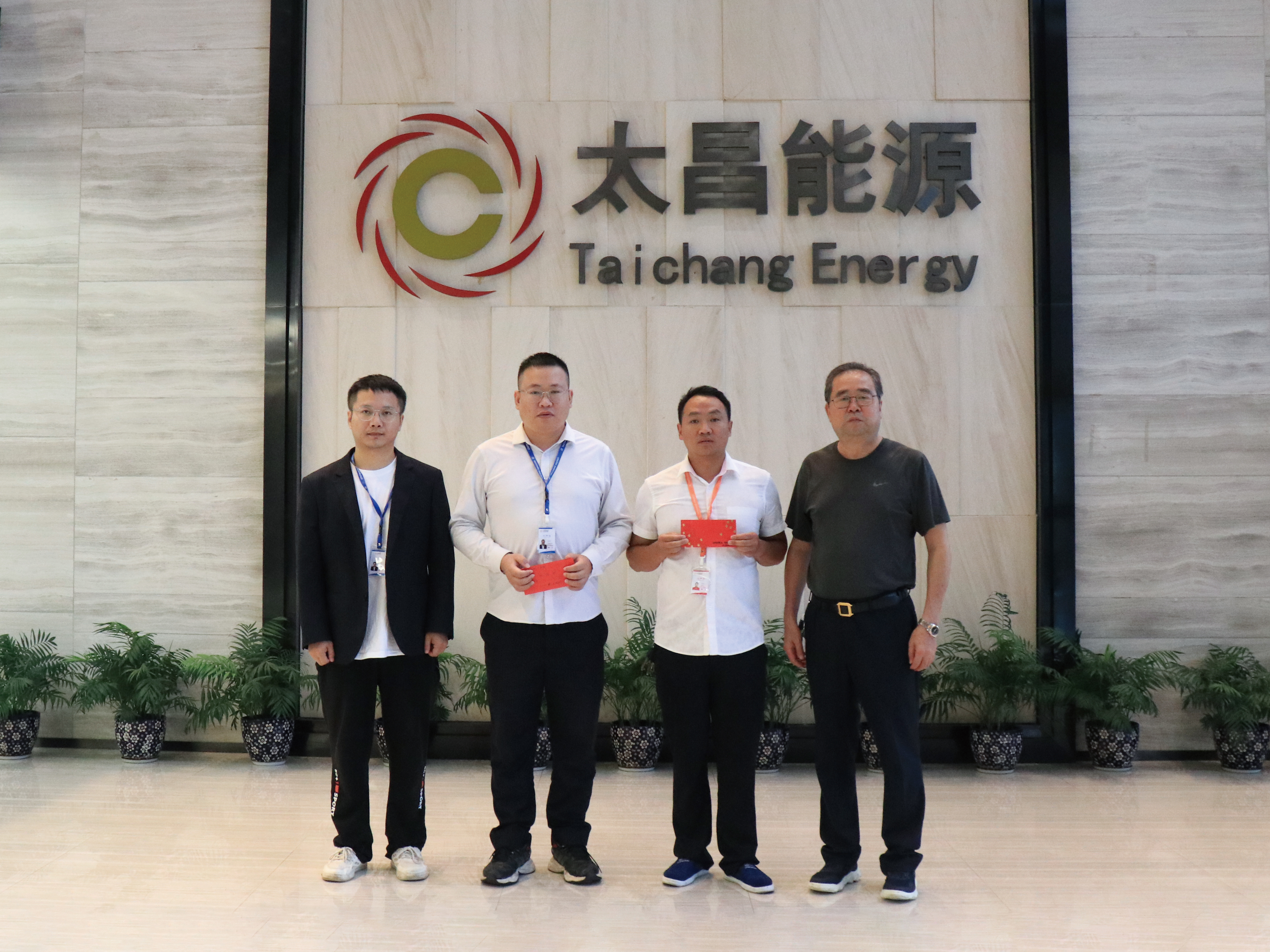 “端午佳節(jié)送溫暖 公司慰問暖人心”——瀘州太昌能源有限公司工會(huì)慰問困難干部活動(dòng)